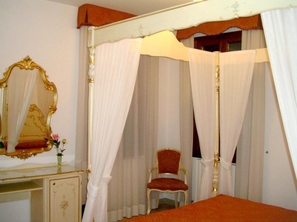 Hotel At Leonard Venice Room photo