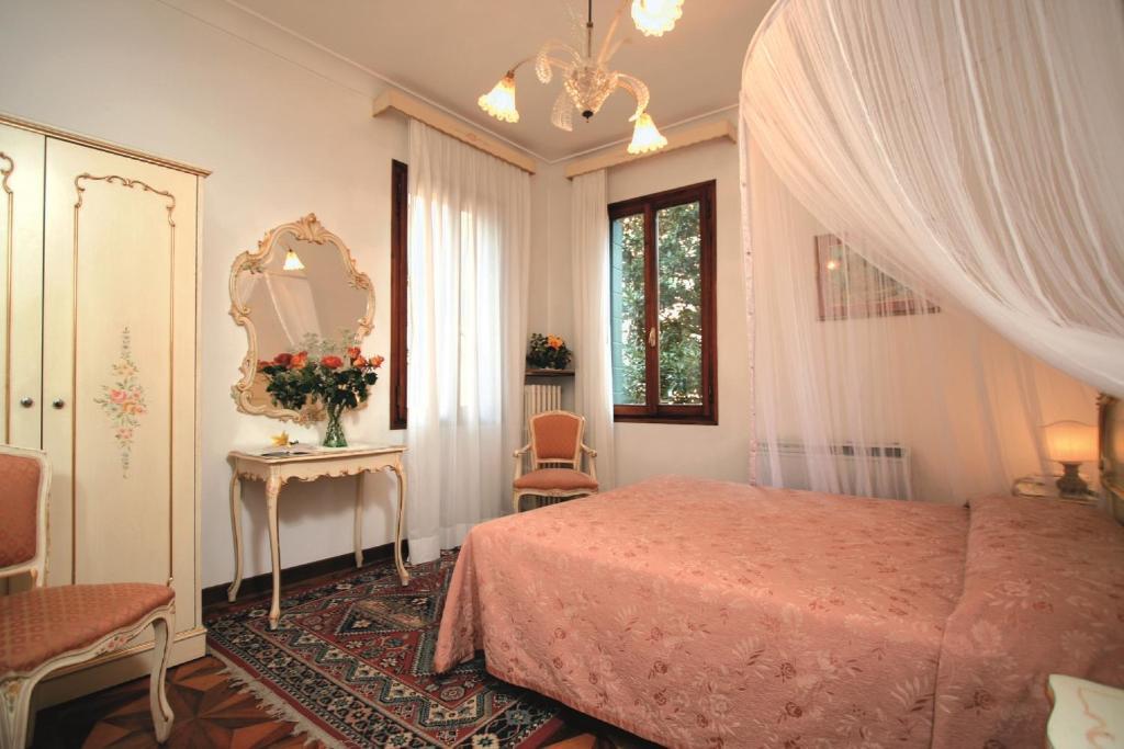 Hotel At Leonard Venice Room photo