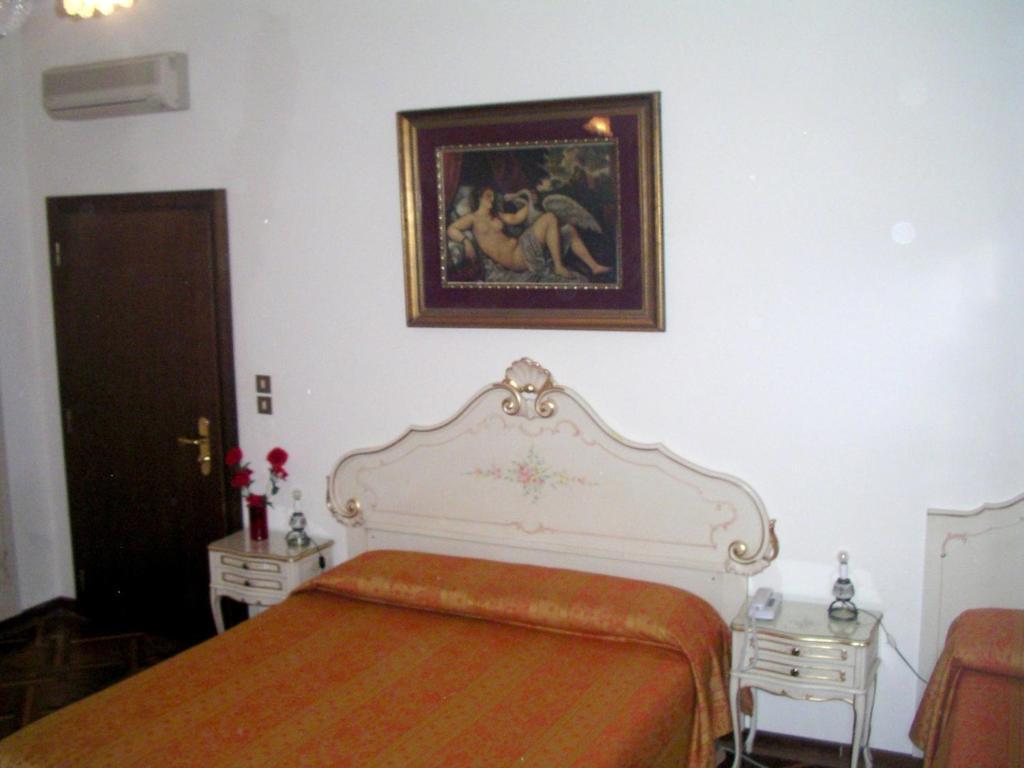 Hotel At Leonard Venice Room photo