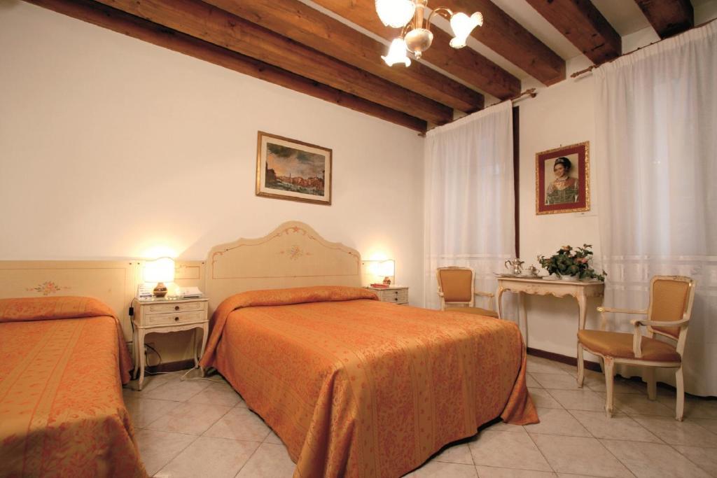 Hotel At Leonard Venice Room photo